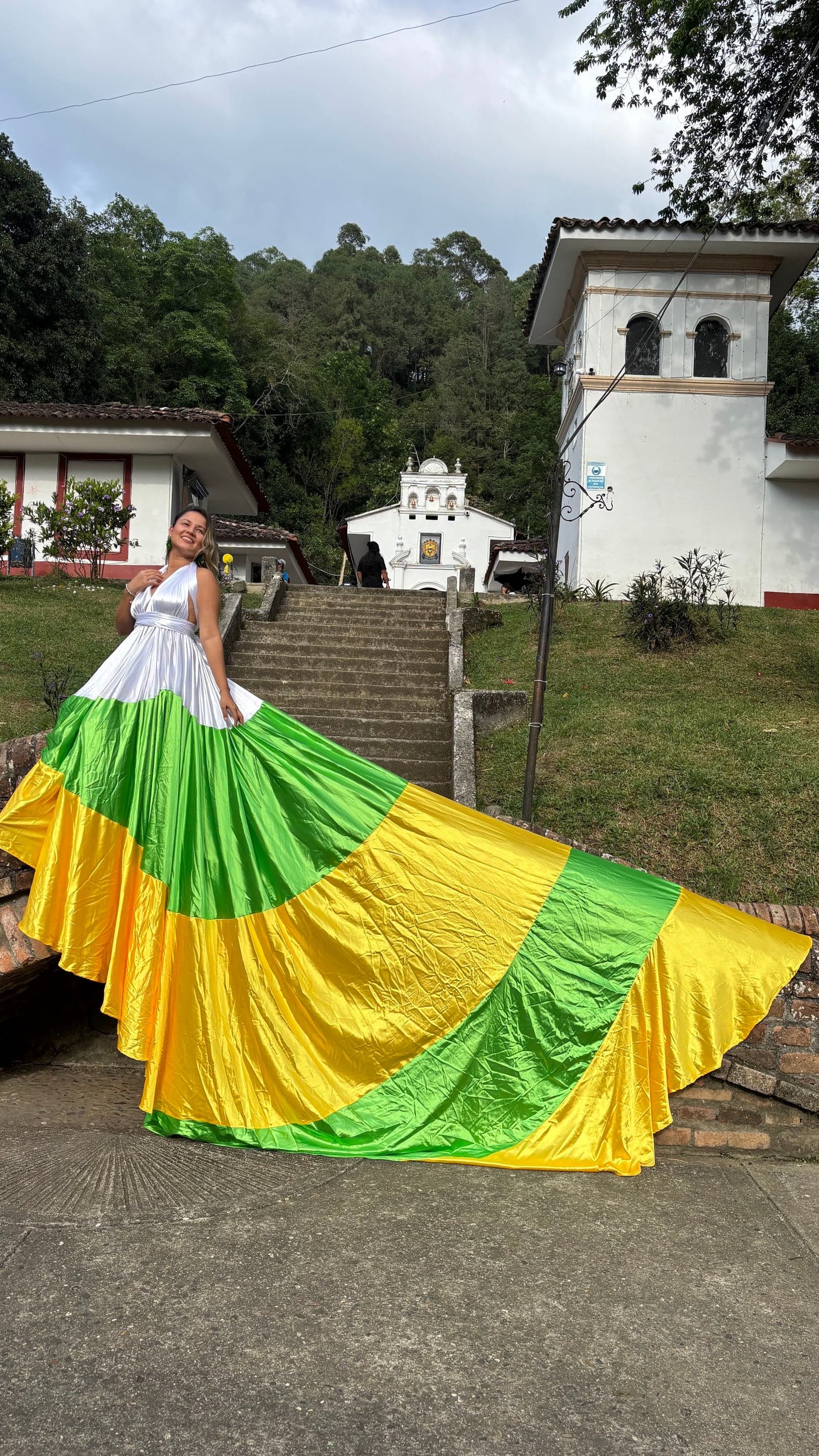 Vestido Cola Imperial en colores de la bandera del Huila